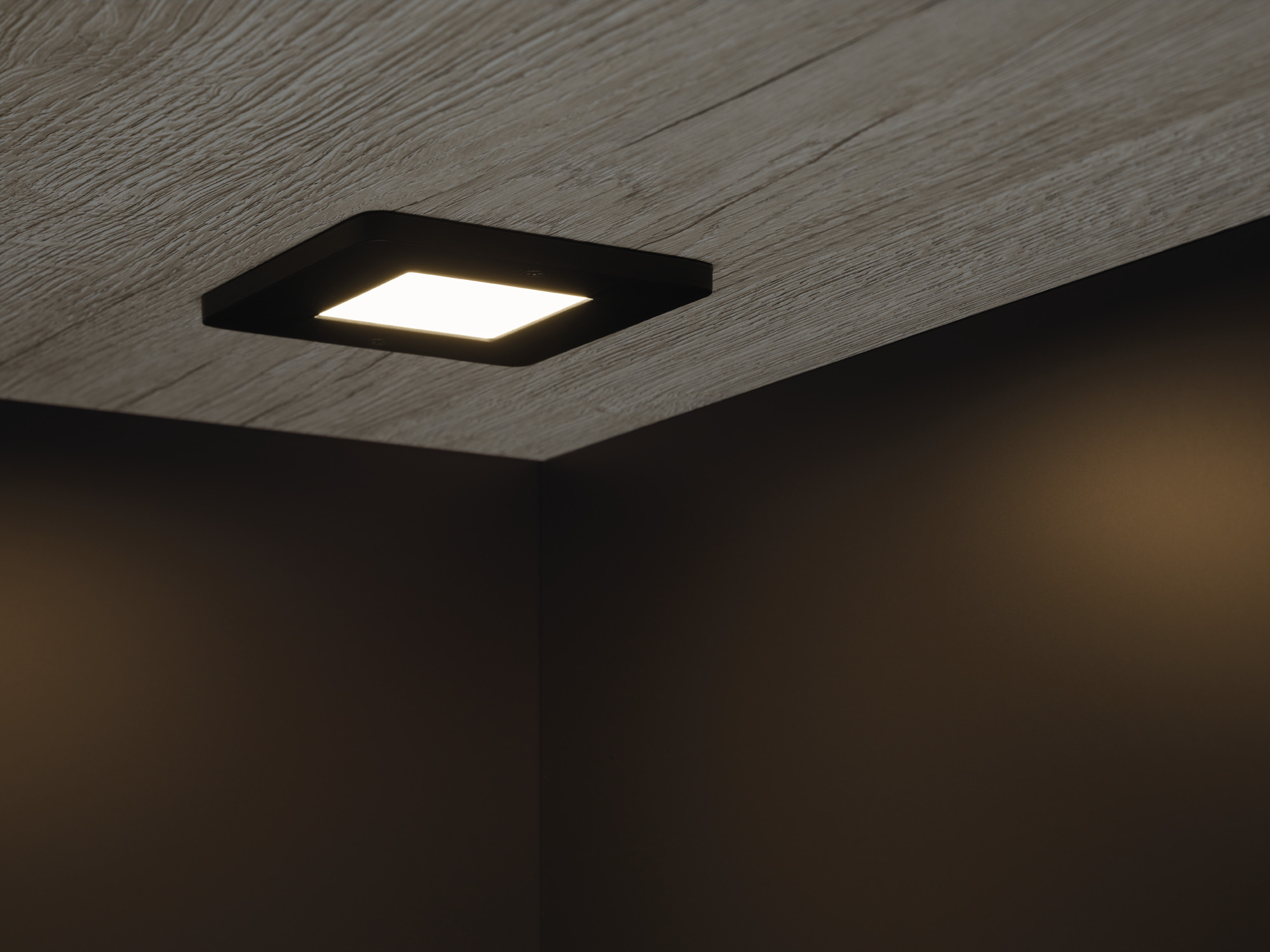 L160.85_NEGRO_3000_AMBIENTE